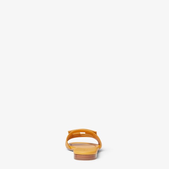 Fendi The iconic Baguette buckle becomes an understated detail | Thumbnail 3