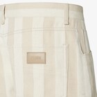 牛仔短褲的影像 3/3