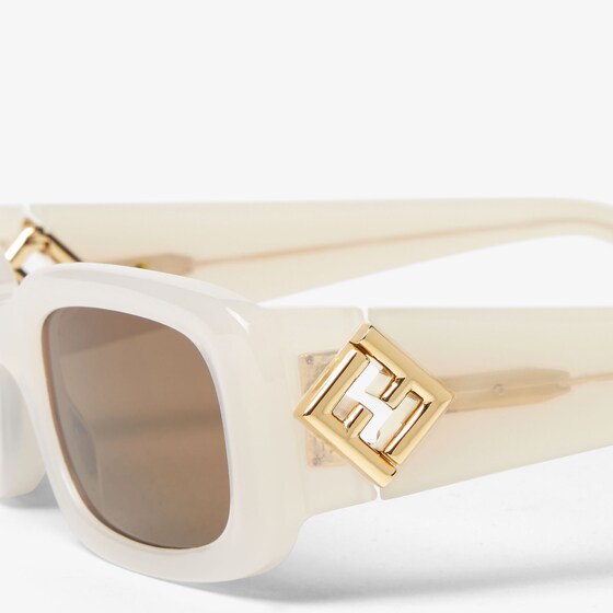 Fendi Rectangular FF Diamonds glasses in cream semi-transparent | Thumbnail 3