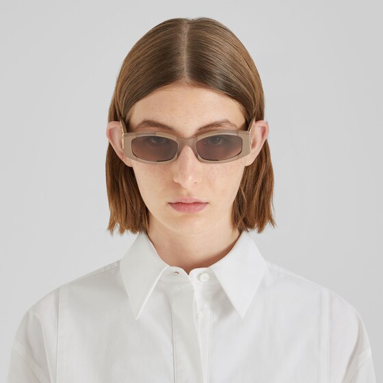 Fendi Oval Forever glasses in acetate with iconic Pequin | Thumbnail 4