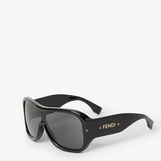 Fendi Graphic volumes and sculptural lines bring star status | Thumbnail 2