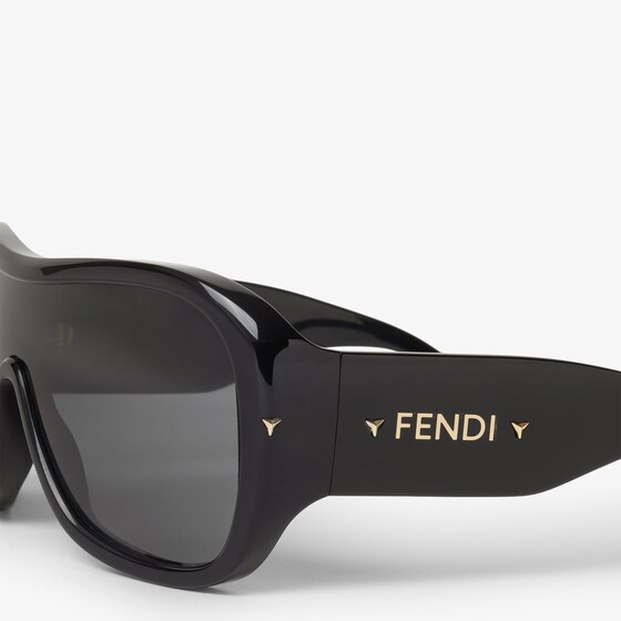 Fendi Graphic volumes and sculptural lines bring star status | Thumbnail 3
