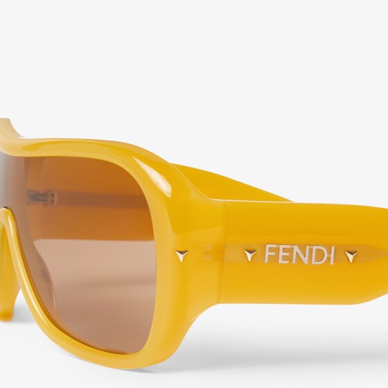 Fendi Graphic volumes and sculptural lines bring star status | Thumbnail 3