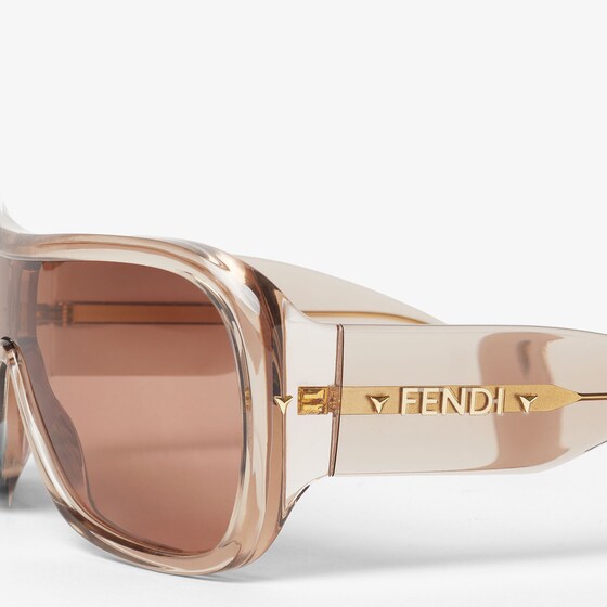 Fendi Graphic volumes and sculptural lines bring star status | Thumbnail 3