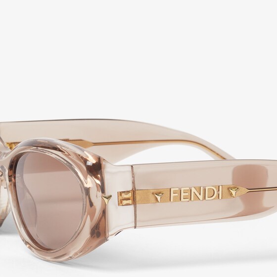 Fendi Graphic volumes and sculptural lines bring star status | Thumbnail 3