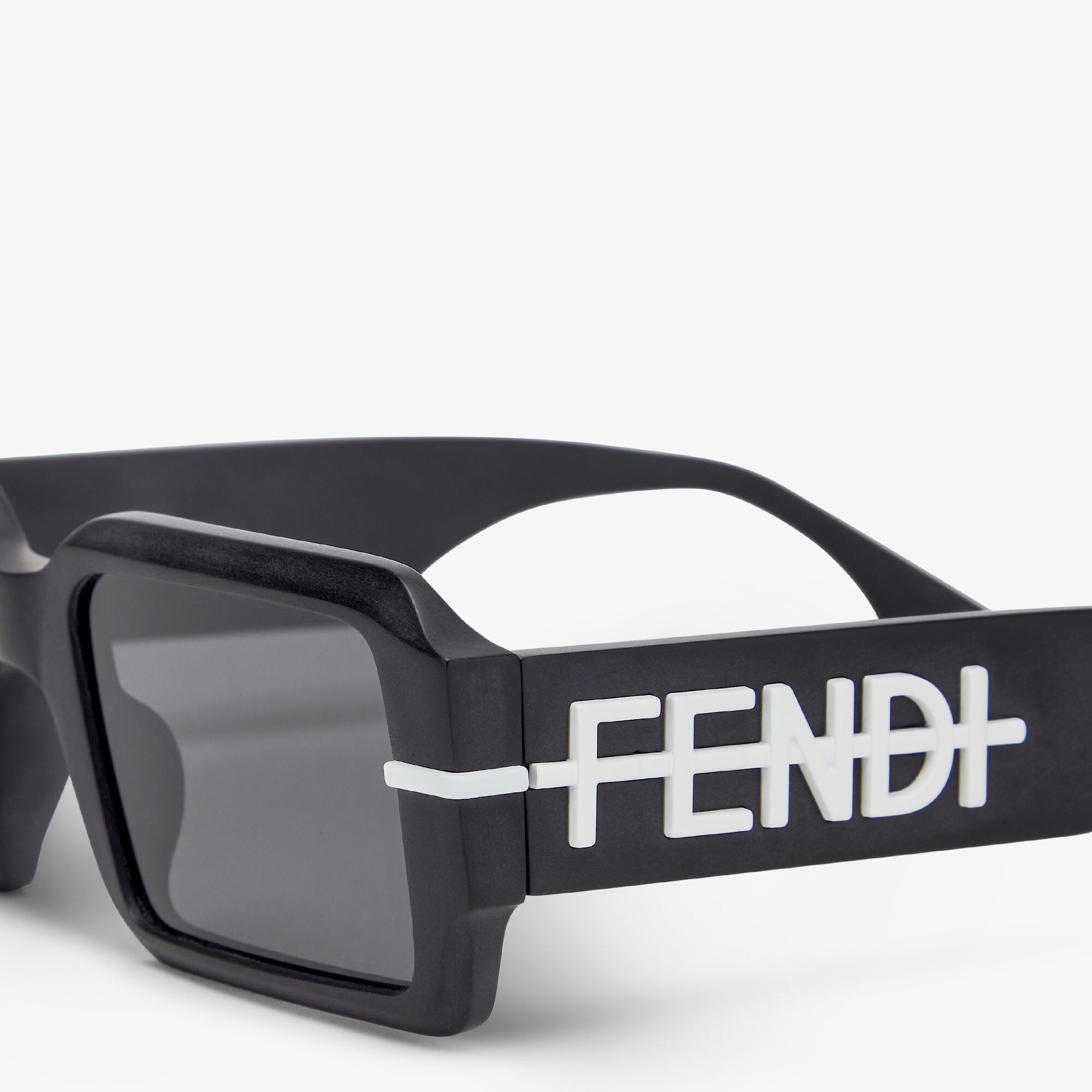 FENDI Black and White Sunglasses Fendi FE40132I 01A Sunglasses Men main image 4