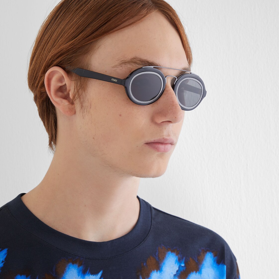 FF Around - Lentes de sol de desfile de moda de acetato negro con lentes color gris oscuro Fendi