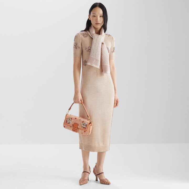 新作☆【FENDI】シルクパンツ 女士围巾和披肩-新款羊绒斗篷-FENDI芬迪官网