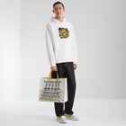 sweatshirt من مجموعة سيلفيا وحقيبة Baguette