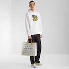 sweatshirt من مجموعة سيلفيا وحقيبة Baguette