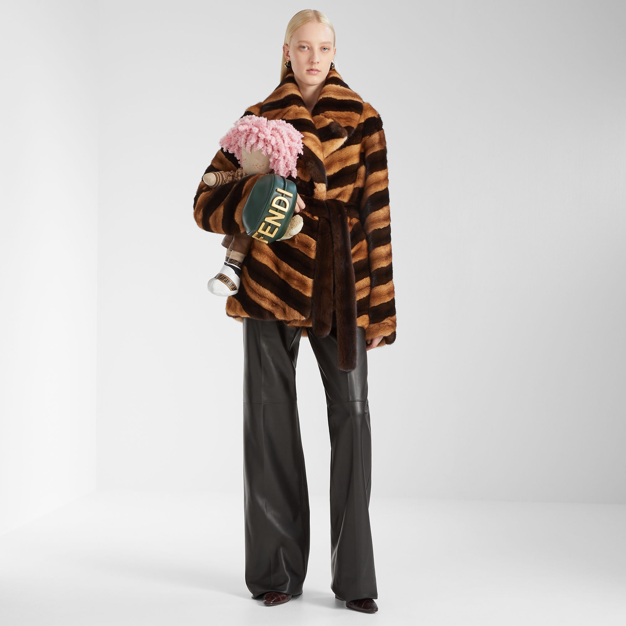 JUS041AP0WF1LY7_99?wid=2000&